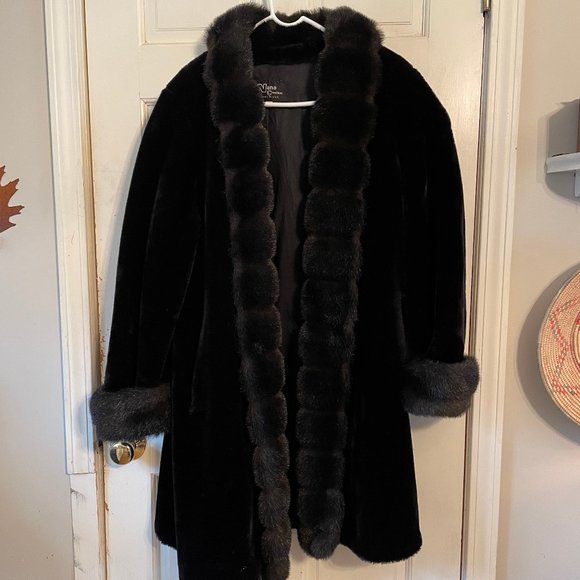 Vintage Jackets & Blazers - Stunning Faux Fur coat!